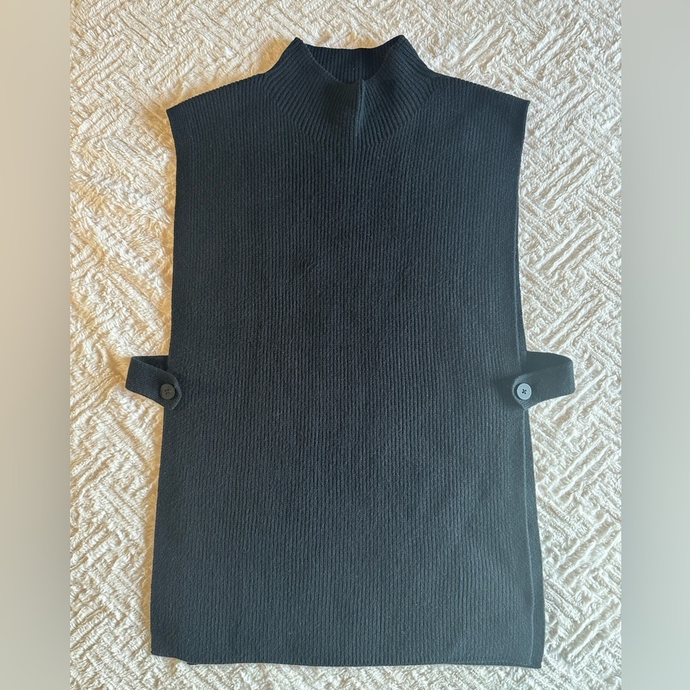Women’s Banana Republic Black Sleeveless Sweater size M/L